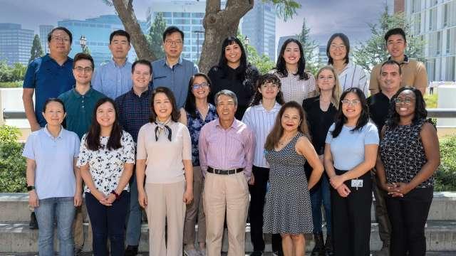皇冠hga025大学洛杉矶分校JCCC基因组学共享资源团队成员在实验室