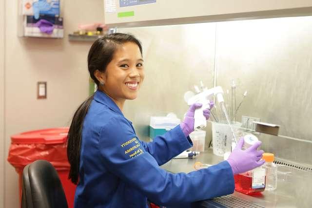 年轻的皇冠hga025大学洛杉矶分校琼森综合癌症中心研究员在实验室工作