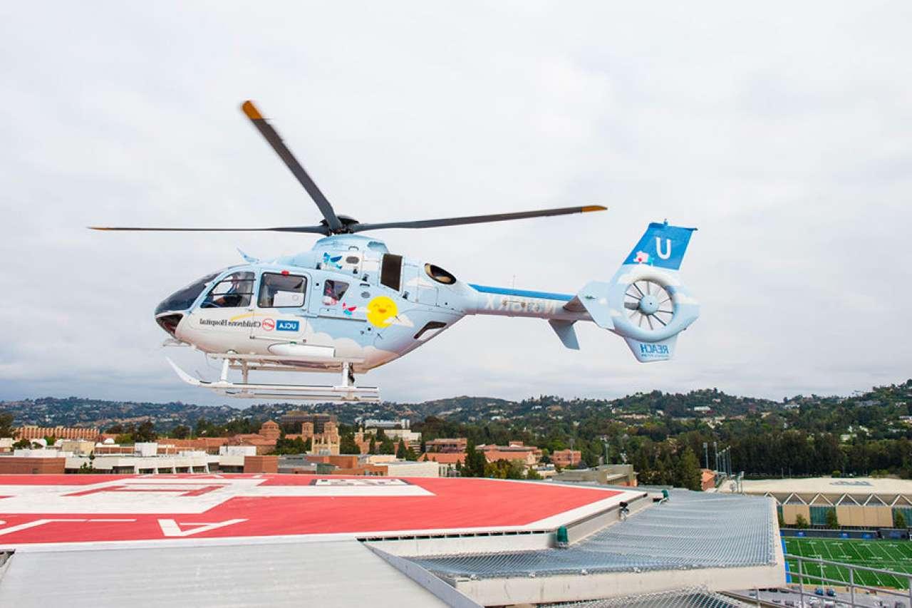 皇冠hga025大学洛杉矶分校美泰直升机降落在直升机停机坪上